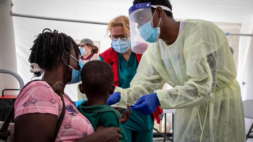 How independent medical humanitarian groups help in emergencies based on need